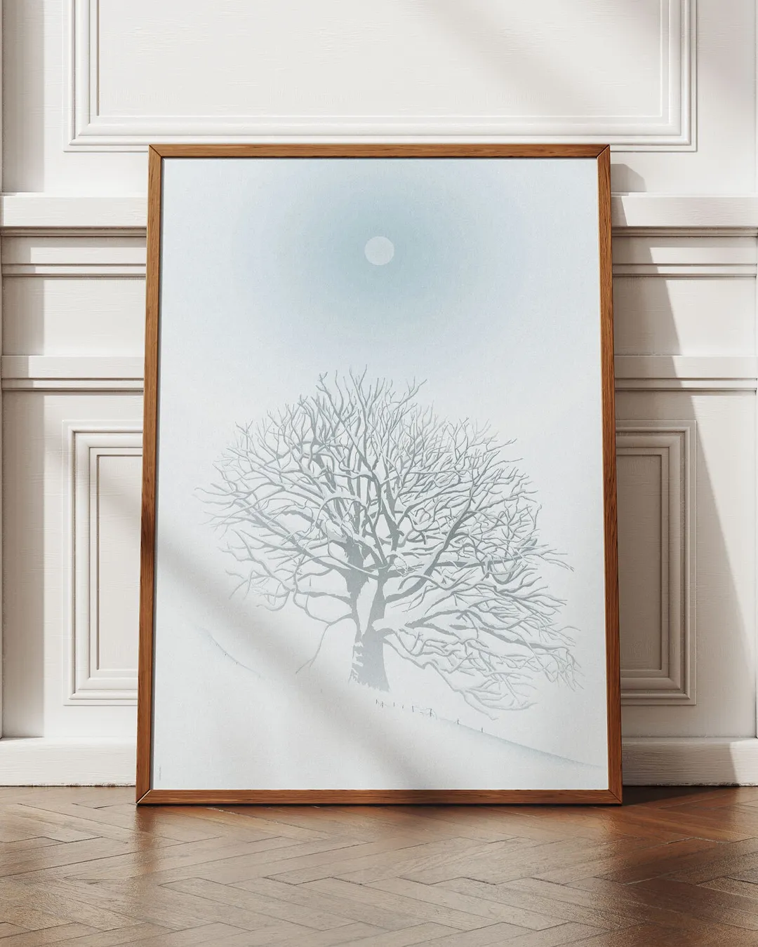 Eine Illustration, welche einen Baum mit Schnee auf den Ästen im Nebel zeigt. Die Sonne scheint fast durch den mystischen Nebel durch und erhellt die Winterszene. Das Plakat ist in einer wunderschönen Altbauwohnung auf den Boden gestellt, und die Sonne scheint in die Wohnung